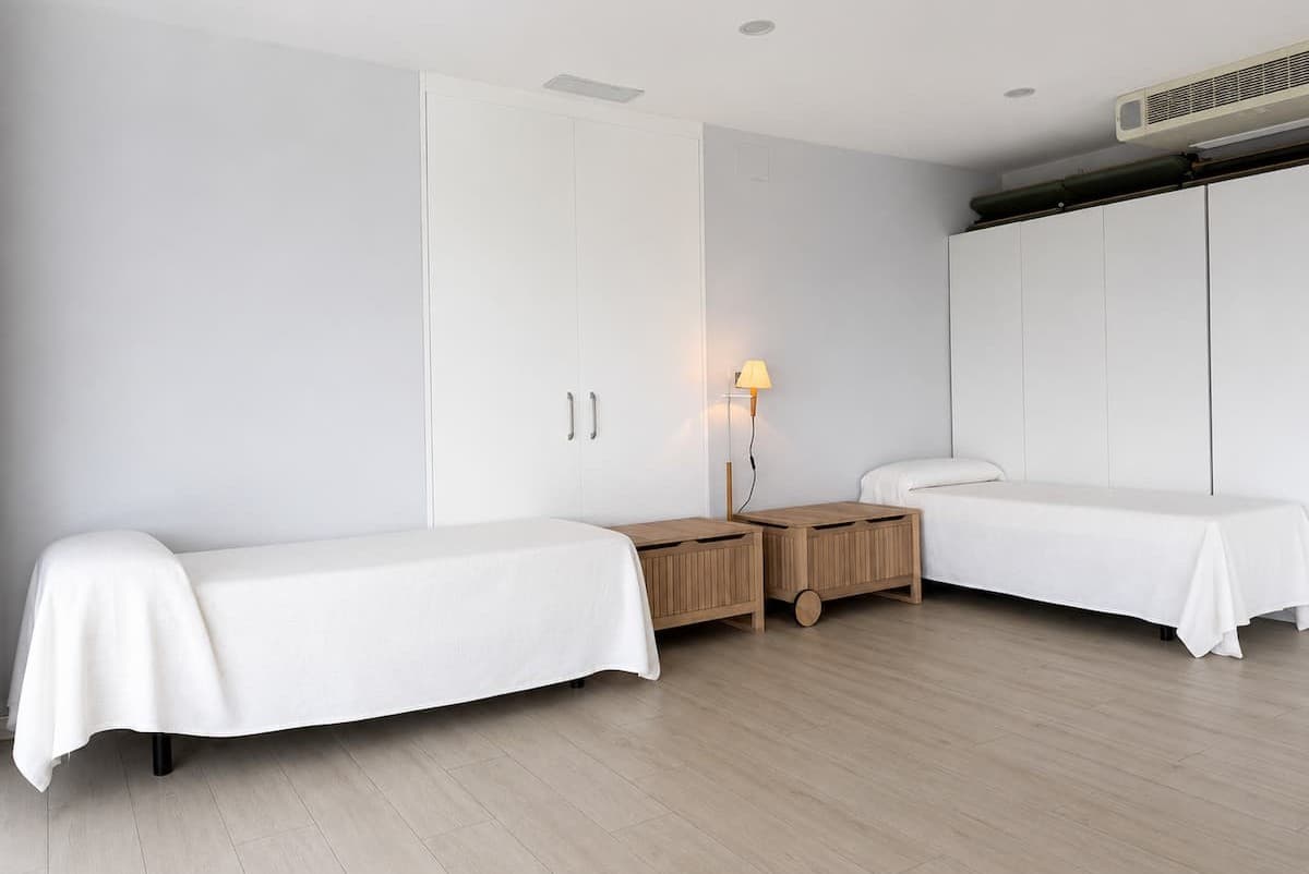 Habitaci�n de dos camas en el albergue Uneonak en Donostia - San Sebasti�n