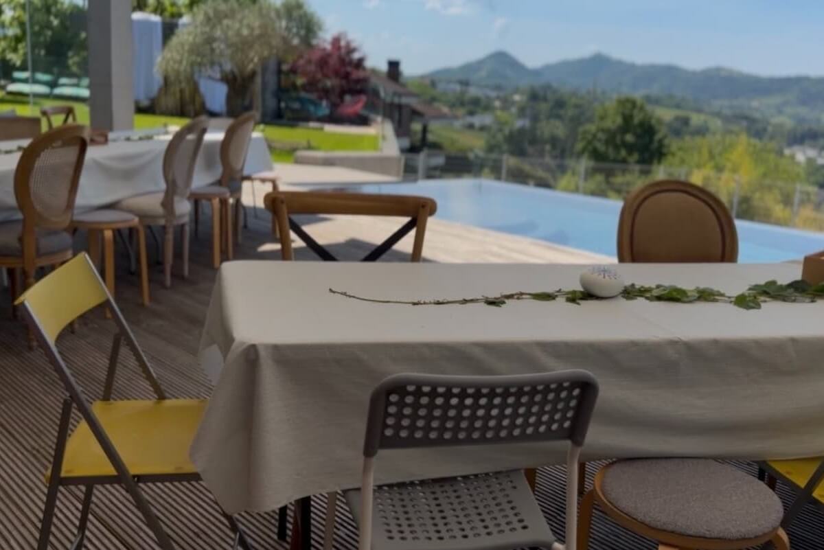 Zona del jard�n con mesas para disfrutar de la barbacoa en el albergue Uneonak