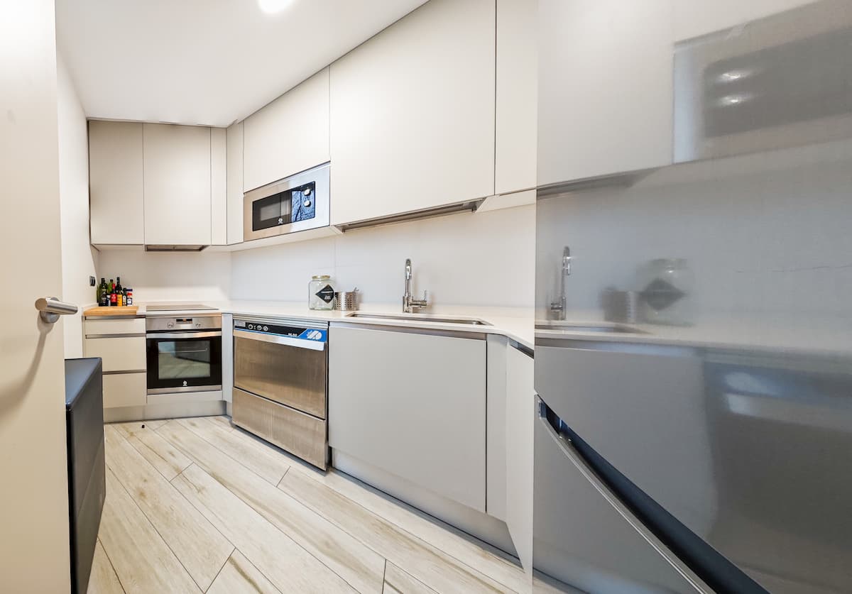 Cocina equipada con todo lo necesario para desayunos, comidas y cenas en el albergue