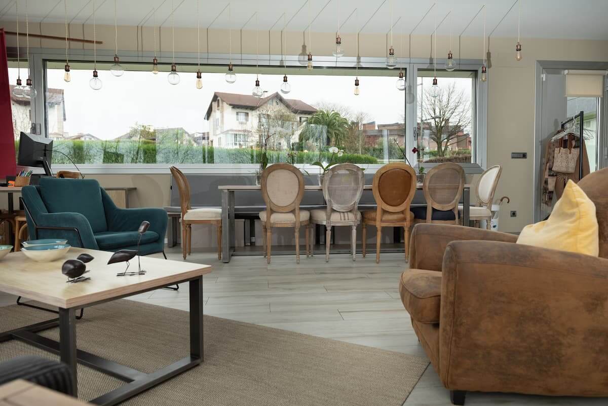 Sal�n interior con mesa y zona de relax en el albergue Uneonak