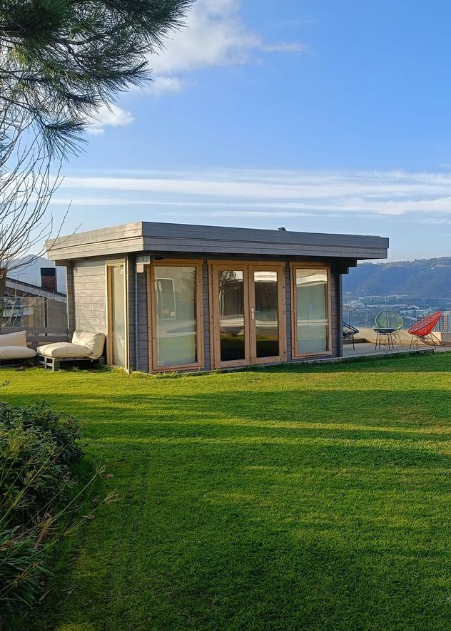 Casita de madera en el jardn de UneOnak