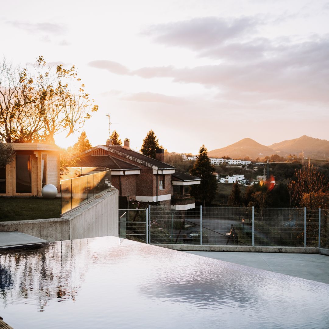 Paisaje idlico con nuestra piscina de UneOnak