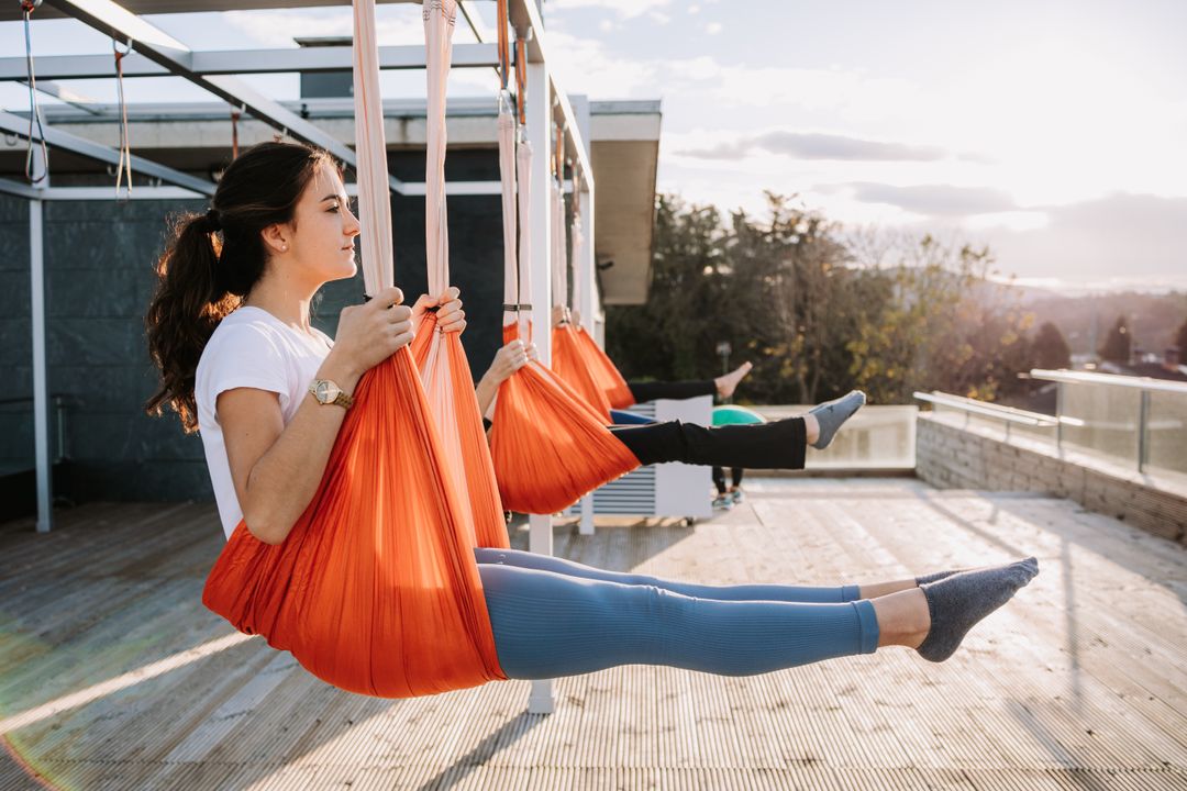 Clase de yoga con Columpio en la terraza de UneOnak