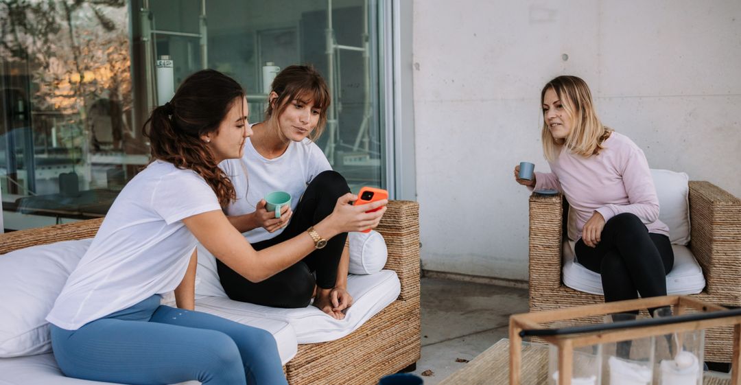 3 Mujeres conversando en la terraza de UneOnak